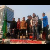 orasi-tak-ingin-jokowi-turun-fadli-zon-disoraki-demonstran