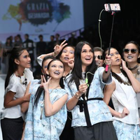 luna-maya-bikin-jkt-48-yang-seksi-tampil-nyentrik-di-jfw-2016