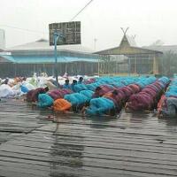 hujan-lebat-turun-saat-sholat-istiqa