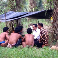 foto-istimewa--jokowi-presiden-pertama-yg-kunjungi-suku-anak-dalam-ini-suasananya