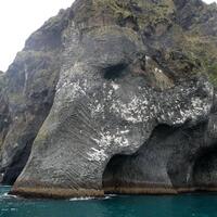 batu-berbentuk-gajah-raksasa-di-lautan