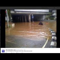 horeee-jakarta-diguyur-hujan-banjir-rendam-jalan-di-kolong-landmark