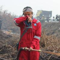 intan-syafrini-relawan-cantik-pemadam-kebakaran-hutan
