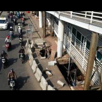 info-jakarta--bukan-cuma-jalan-trotoar-jln-jenderal-sudirman-juga-amblessss