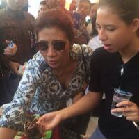 mulus-belahan-dada-blusukan-ke-malang-susi-ditemani-putrinya