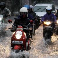 tok-tokhok-jakarta-diguyur-hujan-deras-jalanan-macet-dan-tergenang-air-tuh