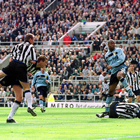 pemain-sepakbola-dengan-heading-mematikan