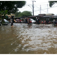 socking-news-air-ciliwung-mulai-naik-10-moter-terseret-arus