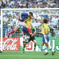 pemain-sepakbola-dengan-heading-mematikan