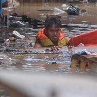 mana-sarumpaet-quotrumahnya-kebanjiran-ratusan-warga-kampung-pulo-mengungsi-ke-rusunquot