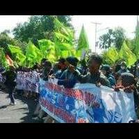 sopir-mogok-buruh-demo-pusat-kota-surabaya-macet-total