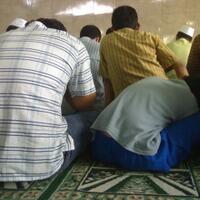 hal-memalukan-yang-mungkin-terjadi-kalo-agan-tidur-di-masjid-kelas-atau-saat-rapat