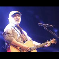 hahaha-nyanyikan-quotpesawat-tempurquot-iwan-fals-dilempari-uang