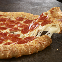 makan-siang--pilih-mana-gan--stuffed-crust-pizza-hut-atau-thin-crust-domino-s
