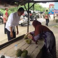 presiden-merakyat-beli-durian-rp-200000-jokowi-bayarnya-rp-300000
