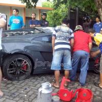 hendak-beli-mobil-cash-pria-ini-malah-disuruh-ngobrol-dengan-satpam