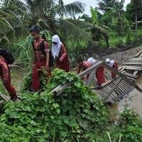 sungai-di-bawah-jembatan-darurat-ini-dihuni-banyak-buaya