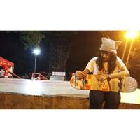 diztroya-gadis-cantik-pemain-skateboard-foto