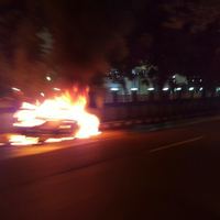 honda-jazz-terbakar-di-depan-gedung-kemenpora-senayan