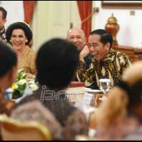 hahaha-ketika-di-dpr-panas-di-istana-jokowi-ngakak-lepas-neh-foto-nya