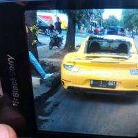 jeger-pohon-tumbang-super-car-ringsek-nih-foto