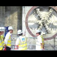 info-penting--jokowi-tinjau-mesin-bor-yg-baru-tiba-di-stasiun-bawah-tanah-senayan