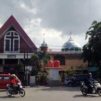 indahnya-toleransi-masjid-dan-gereja-berdempetan-di-priok
