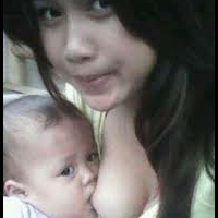 ngakak-gini-gan-caranya-cewek-minum-pas-lagi-nyetir-mobil