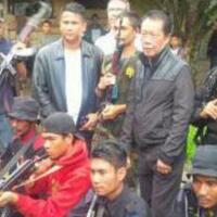 kepala-bin-berfoto-bersama-pemberontak-din-minimi