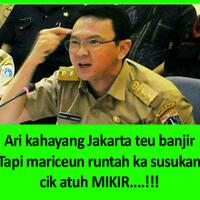 rumah-kebanjiran-warga-kampung-pulo-tetap-buang-sampah-ke-ciliwung