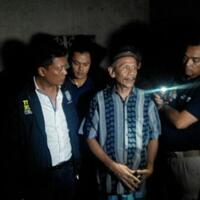 kakek-ini-bisa-bikin-petasan-untuk-ledakkan-satu-kampung