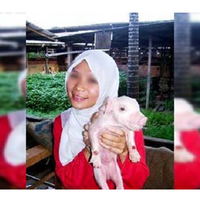 cerita-di-balik-wanita-berhijab-ini-pegang-babi
