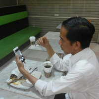 ada-yang-tau-handphone-presiden-tercinta-kita