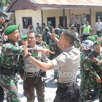 lihat-nih-foto-anggota-tni-polri-bentrok-mapolres-nyaris-dibakar
