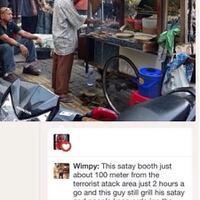 tukang-sate-ini-jadi-buah-bibir-di-media-sosial-dia-tetap-tenang-berjualan-di-lokasi