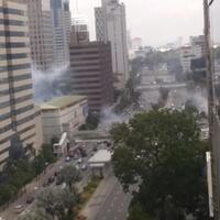 suara-tembakan-terus-terdengar-di-dekat-sarinah-polisi-berdatangan