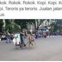 foto-foto-para-pedagang-yang-tetap-berjualan-di-tengah-aksi-teror-di-jakarta