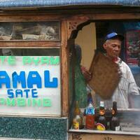 cerita-tukang-sate-yang-tetap-mengipas-dagangan-saat-ledakan-di-sarinah