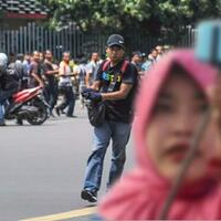 cuma-di-indonesia-pelaku-terorisme-yang-sedang-beraksi-jadi-tontonan-gratis