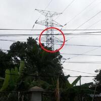 fitri-panjat-sutet-lagi-di-ciputat-mau-turun-asal-ada-uang