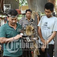 akademisi-dari-universitas-terkemuka-berdatangan-coba-tangan-robot-iron-man