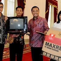 jokowi-terkesima-dengan-tv-rakitan-karya-kusrin