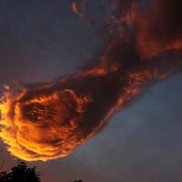 awan-api-berbentuk-tangan-menggenggam-bola-api-muncul-di-langit-portugal