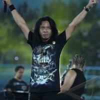 vokalis-grup-band-metal-dengan-nada-suara-tertinggi-di-dunia