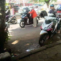 emak-emak-naik-motor-vs-emak-emak-naik-mobil-serem-mana