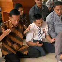 berita-langit---jokowi-shalat-di-emperan-masjid-menuai-pujian