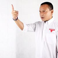 banyu-biru-pamer-surat-pengangkatan-jadi-anggota-bin
