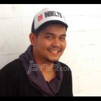 kak-indra-bekti-buka-baju-celana-saya-lantas