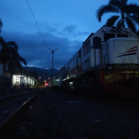 4-kereta-api--terpanjang--di-indonesia
