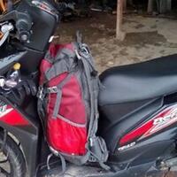 lucu-pria-ini-ditilang-di-cirebon-hanya-karena-bawa-ransel-di-motor